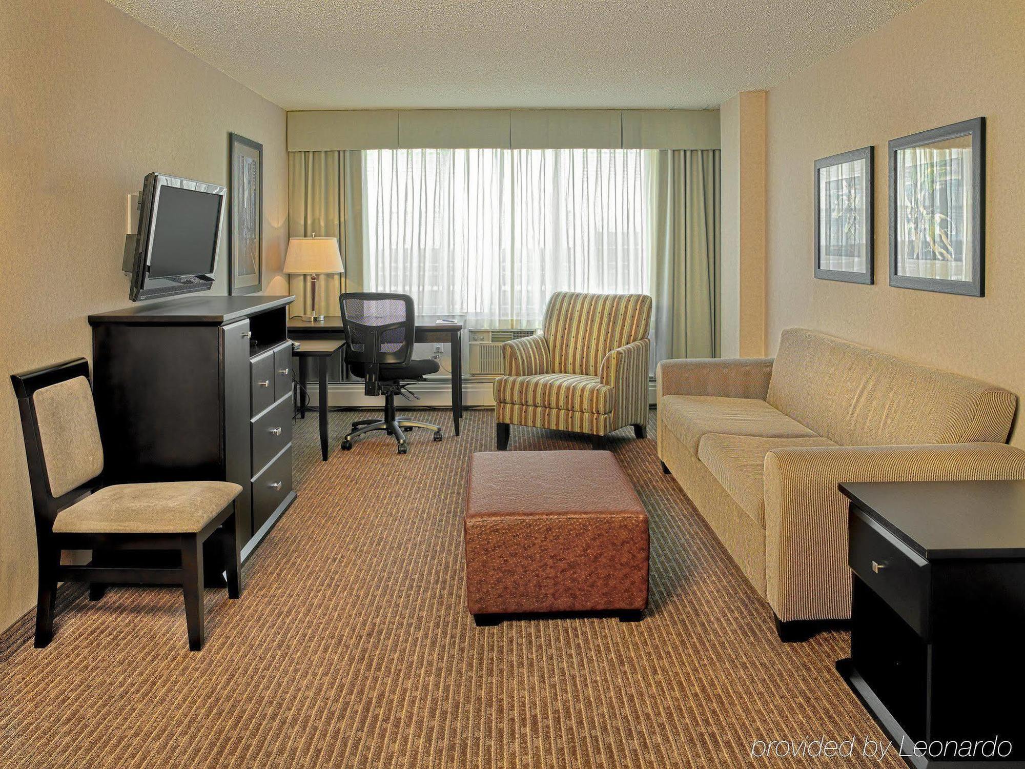 Campus Tower Suite Hotel Edmonton Room photo